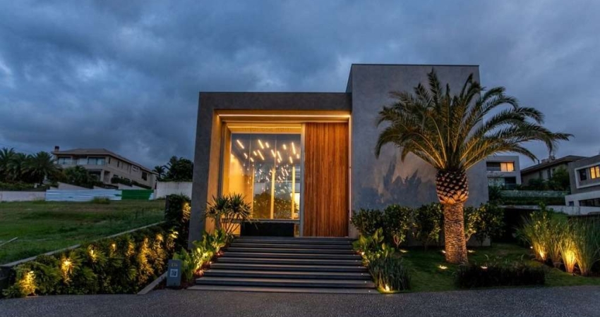 Venha conhecer essa incrível mansão de alto padrão, com 05 suítes amplas e luxuosas, todas com closets para um maior conforto e praticidade.