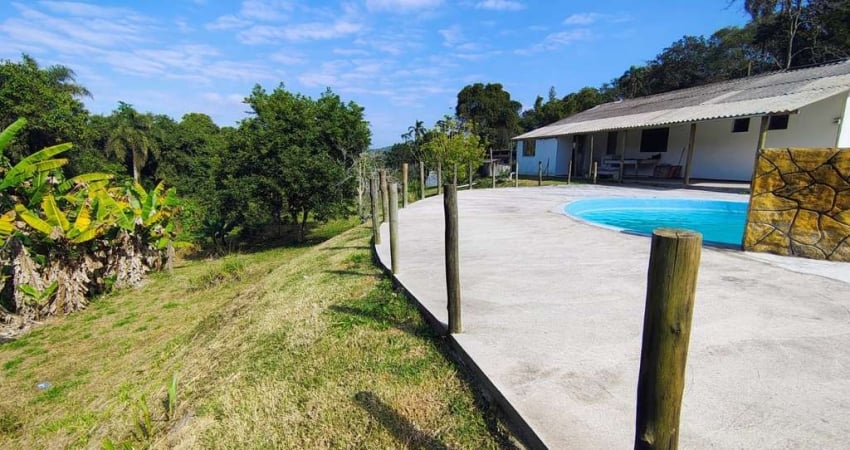 Encantadora Chácara em Ibiúna no Condomínio Monte Verde - 2 Suítes, Piscina de Alvenaria, e Fácil Acesso ao Comércio Local