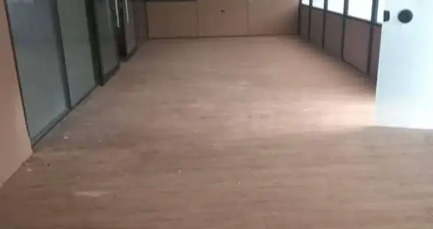 Sala Comercial de 160m² no Centro Industrial e Empresarial de Alphaville com 4 Vagas Cobertas