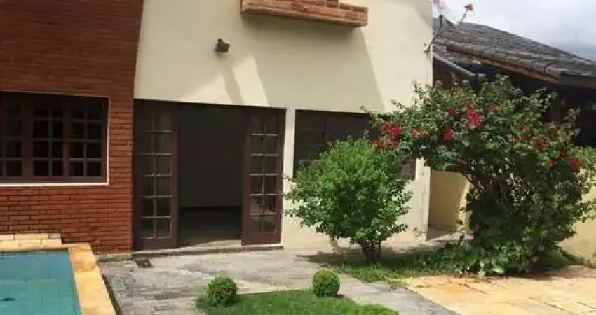 Casa Clássica e Ampla com 4 Suítes, Piscina e Salão de Festas
