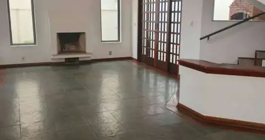 Espaçosa Casa à Venda em Alphaville 6 com 3 Suítes e Lazer Completo