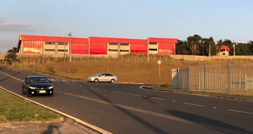 Galpão com área construída de 5.000 m² e terreno de 14.300 m² , todo murado.
