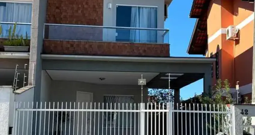 Casa à venda na Rua Iririú, 2439, Iririú, Joinville