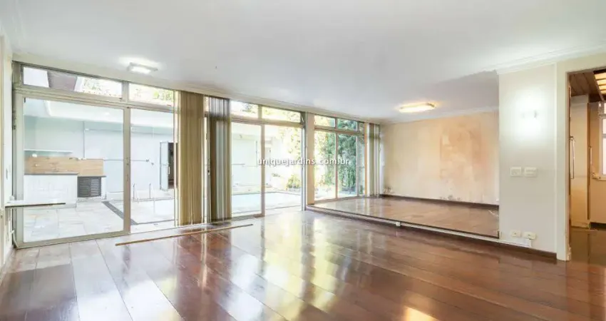 Sobrado Luxuoso com 4 Suítes e Piscina à Venda no Jardim Paulistano