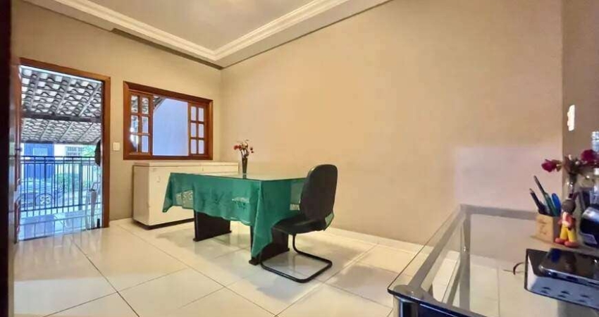 Vendo casa com 03 quartos no bairro Santa Amélia -BH