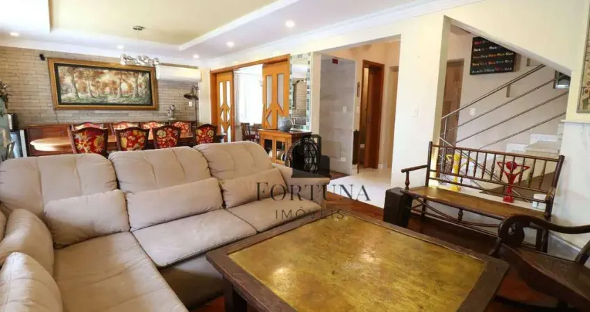 Casa estilo neoclássico com 4 níveis em condomínio fechado no melhor local do Planalto Paulista !! São 4 suítes com área construída de 376m²