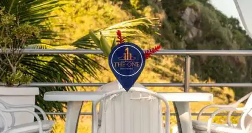 Construída na rocha do costão de pernambuco no guarujá. em frente à ilha dos arvoredos.