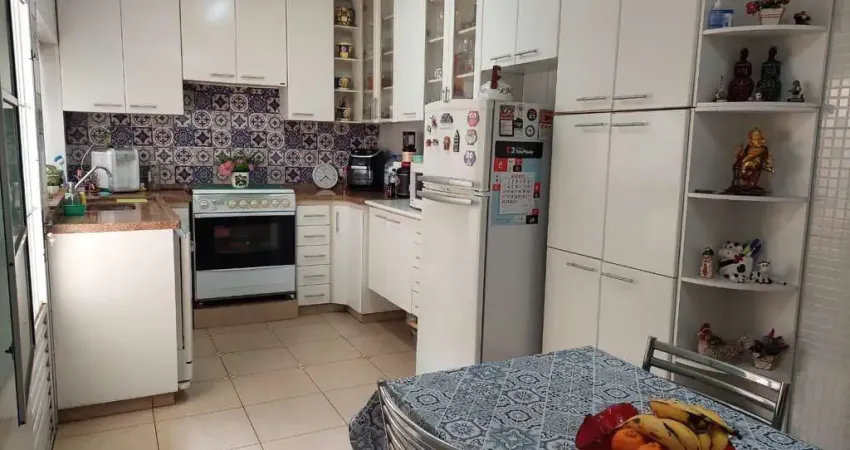 Sobrado à venda, com 3 dormitorios, 1 suite, 1 banheiro e uma vaga, localizado na Rua Robertson Cam