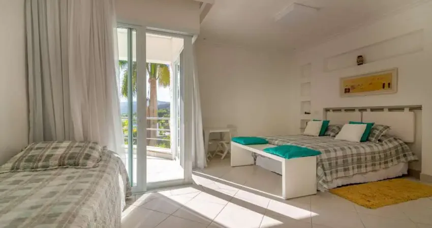 Construída na rocha do costão de pernambuco no guarujá. em frente à ilha dos arvoredos.