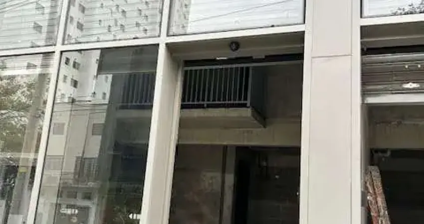 Loja térrea de 111m² para locação, vila clementino, são paulo, sp. com mezanino, elevador, 2 banheiros, porta de aço eletrônica.