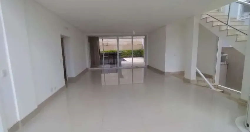 Casa de 430m² à venda, alphaville, santana de parnaíba, sp. com 4 amplas suítes com piso em madeira, 5 banheiros, garagem para 6 carros.