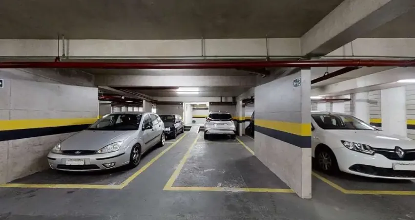 Cobertura duplex à venda, real parque, são paulo, sp com 3 dormitórios sendo 2 suítes, sala de estar com sacada, sala de tv, lareira e varanda com jardim.