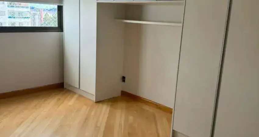 Apartamento à venda de alto padrão no morumbi. um por andar (dois elevadores privativos). três suítes, ampla sala para três ambientes, hidromassagem,