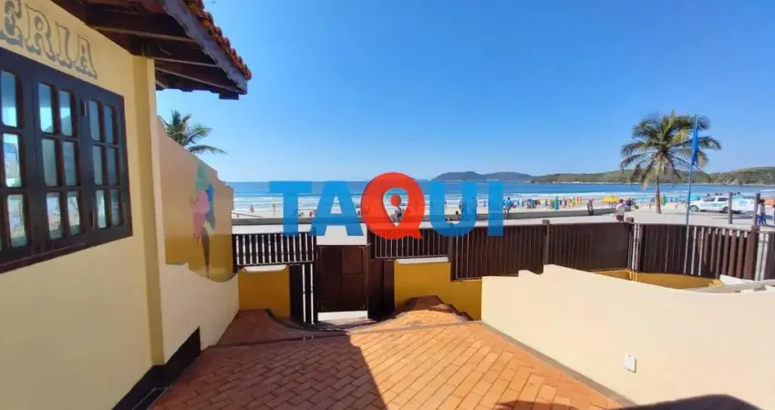 Casa duplex com 2 quartos na beira da praia do peró, cabo frio - rj