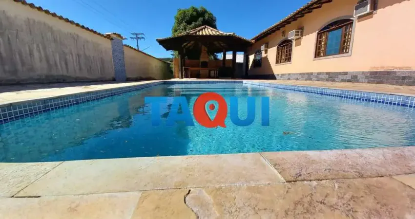 Casa em condomínio à venda, mobiliada com 4 quartos, bosque do peró, cabo frio - rj