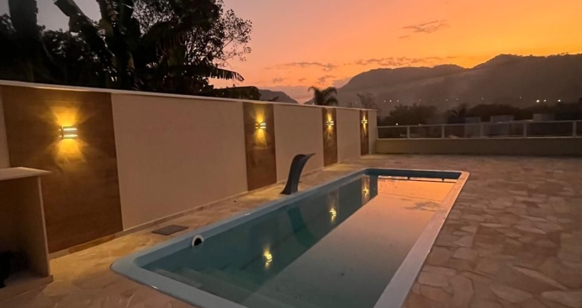 Sobrado em condomínio com piscina, com 02  dormitórios, em Caraguatatuba