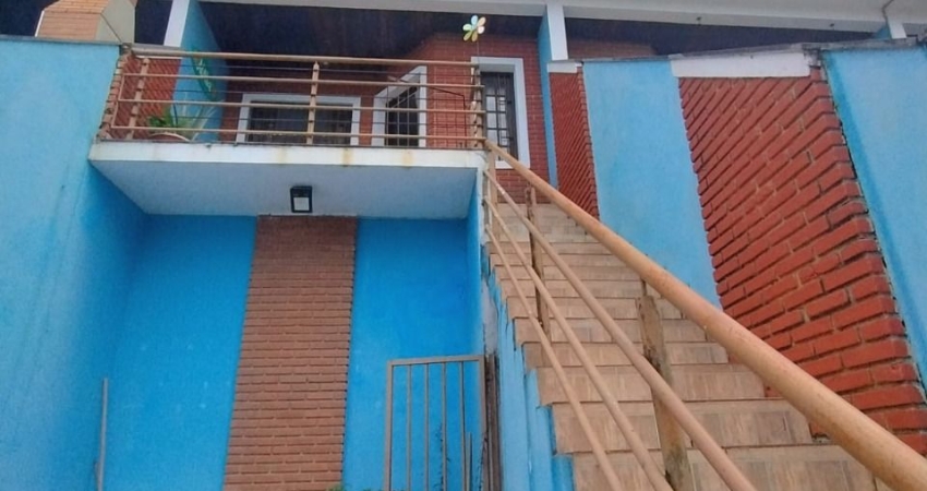 Sobrado com 02 dormitórios, a 400 metros da praia, em Caraguatatuba