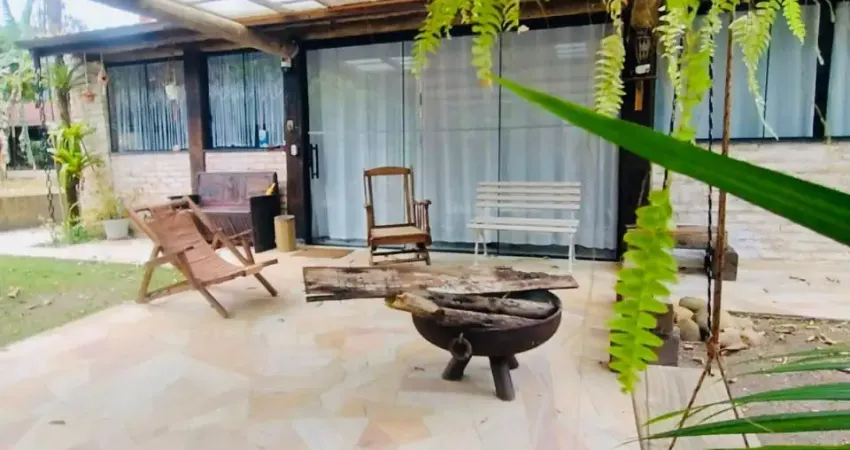 Linda casa térrea, em condomínio fechado, com 02 dormitórios.