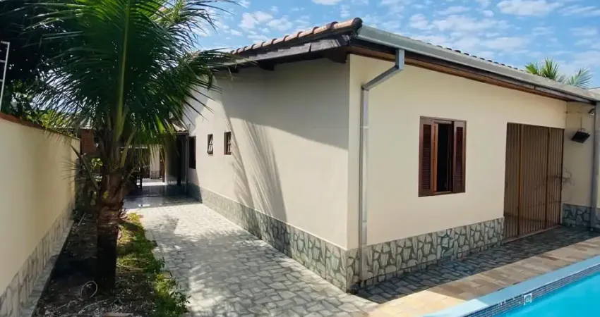 Casa reformada com 03 dormitórios, a 400 metros da praia, em Caraguatatuba