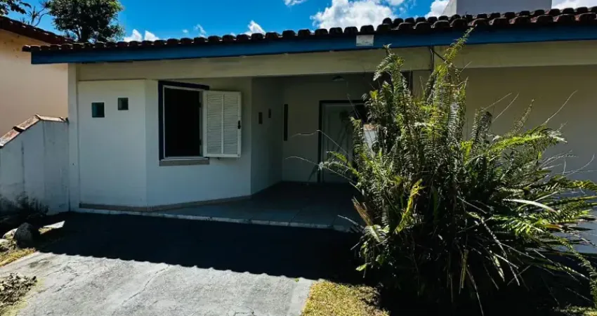 Casa térrea com 03 dormitórios em condomínio a 500 metros da praia!