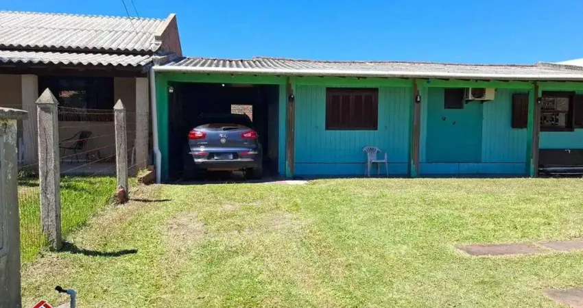 C1103 - Residência com 02 dormitórios localizada na região Central de Imbé