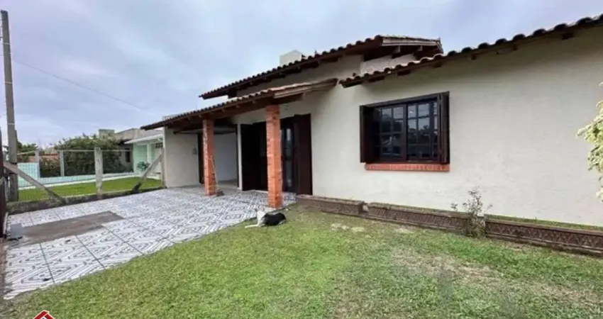 C1104 - Ótima residência composta de 03 dormitórios no Centro de Imbé