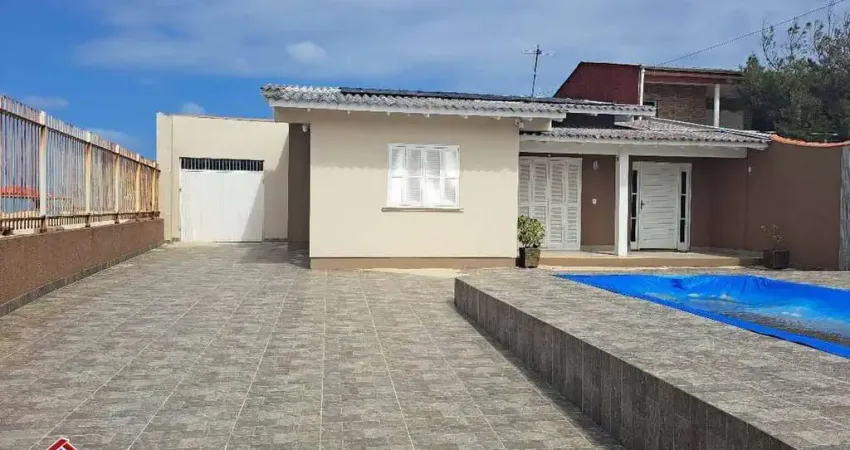 C449 - excelente residência localizada a apenas 30 metros do mar