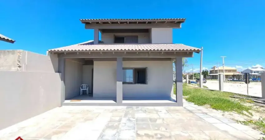 C608 - Belíssima residência com 03 dormitórios a apenas 20 m do mar