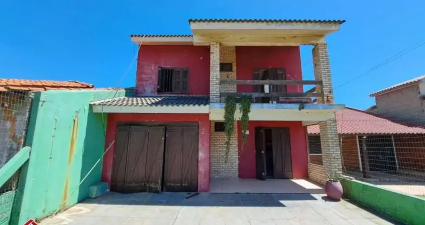 C89 - residência com 03 dormitórios localizada a apenas 50 metros do mar