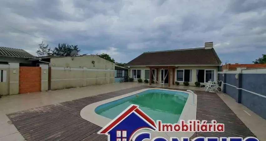 C227 - Belíssimo imóvel com piscina em ótima localização em Mariluz