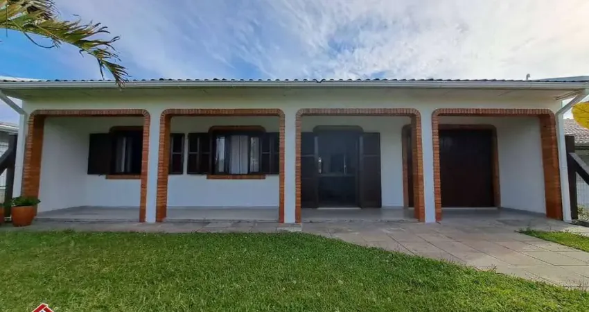 C143 - excelente residência localizada a apenas 300 metros do mar