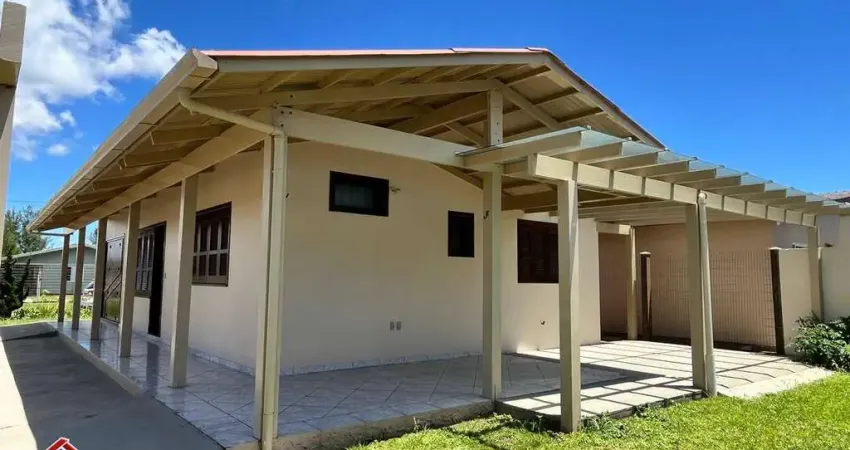 C105 - Belíssimo imóvel de esquina com 03 dormitórios a 165 m do mar