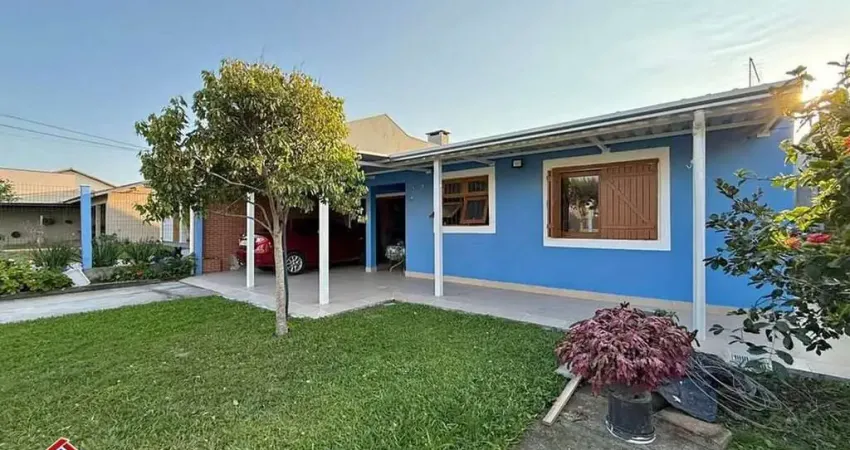 C380 - ótima residência com 03 dormitórios a 270 metros do mar