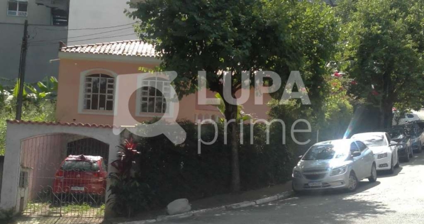 Casa Térrea com 3 dormitórios sendo 1 suíte para locação em Santana.
