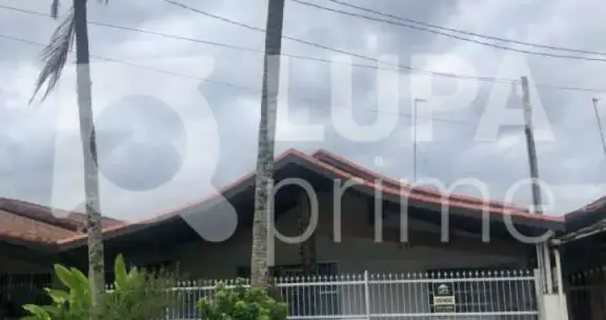 Casa térrea com 3 dormitórios sendo 1 suíte à venda na Praia Grande!