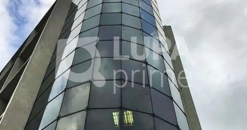 Prédio comercial com 3000 m² na Água Branca para locação.
