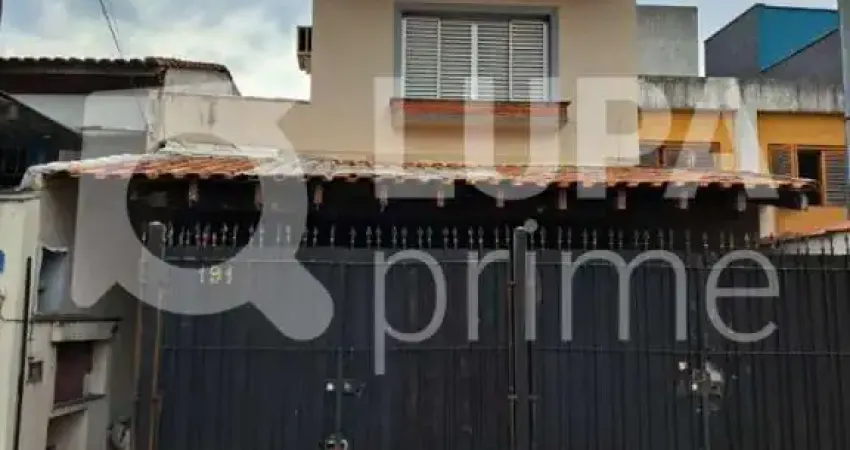CASA COM 3 QUARTOS E 4 VAGAS DE GARAGEM À VENDA NA VILA GUSTAVO