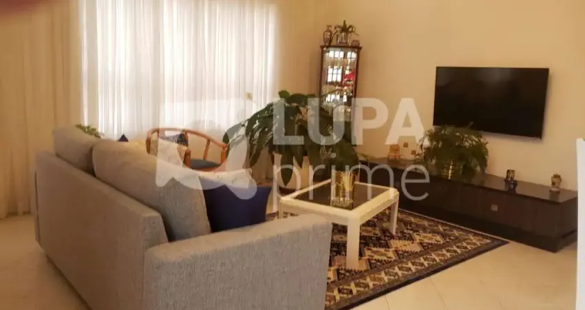 Casa em condomínio fechado com 3 dormitórios no Horto Florestal!