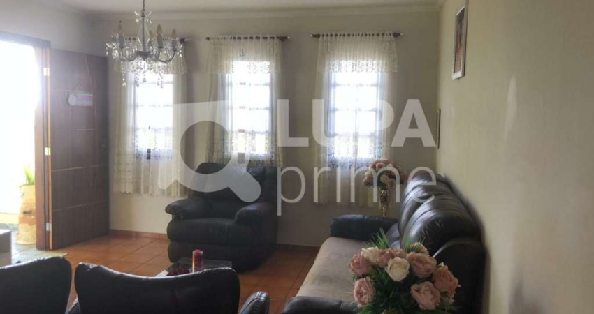 Casa com 3 dormitórios sendo 1 suíte à venda no Jardim Virginia Bianca!