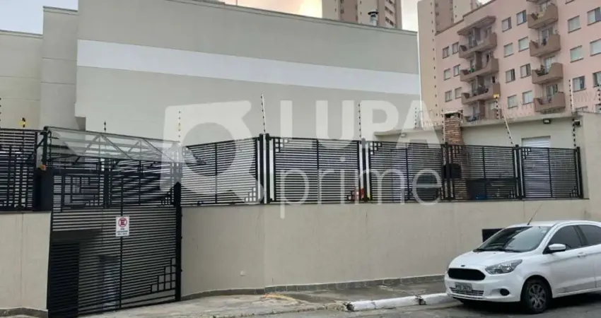 Sobrado espaçoso à venda com 2 dormitórios e 1 banheiro na Vila Ema