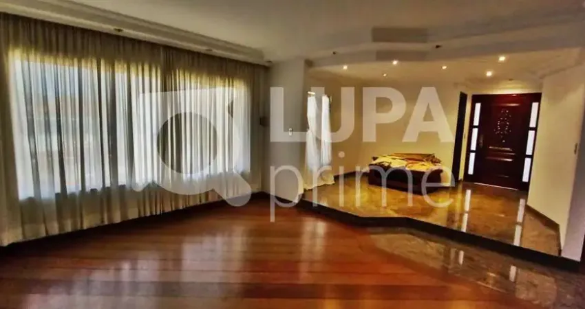CASA COM 4 QUARTOS E 6 VAGAS DE GARAGEM À VENDA NA VILA MARIA ALTA