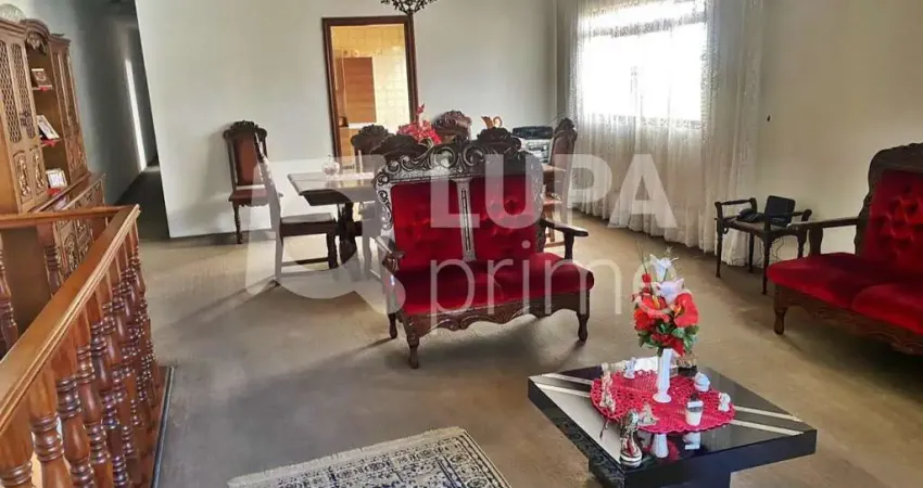 CASA COM 6 QUARTOS E 7 VAGAS DE GARAGEM À VENDA NA VILA MARIA ALTA