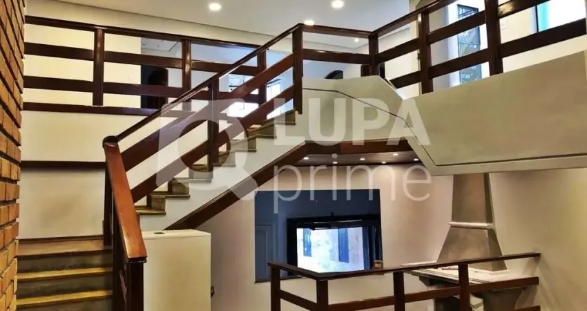 CASA COM 5 QUARTOS E 4 VAGAS DE GARAGEM À VENDA NA VILA MARIA ALTA