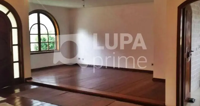 CASA COM 4 QUARTOS E 8 VAGAS DE GARAGEM À VENDA NO TREMEMBÉ