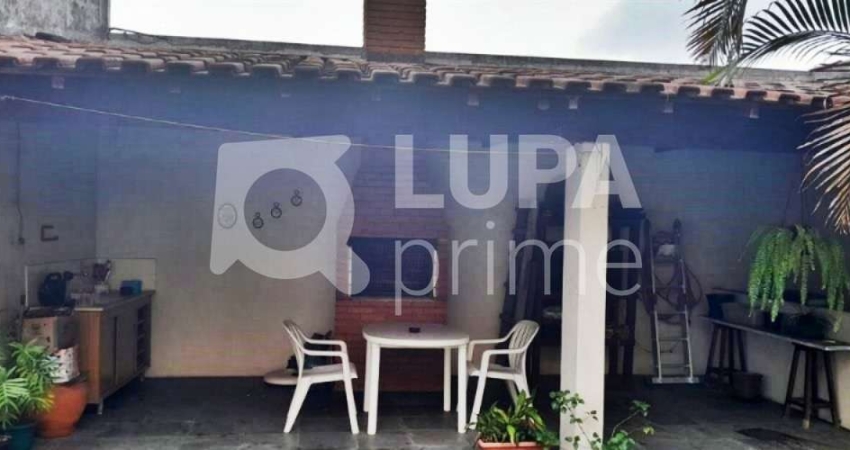 CASA COM 3 QUARTOS E 4 VAGAS DE GARAGEM À VENDA NA CASA VERDE