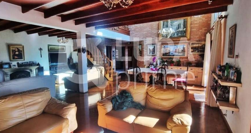 CASA COM 5 QUARTOS E 6 VAGAS DE GARAGEM À VENDA NO TREMEMBÉ