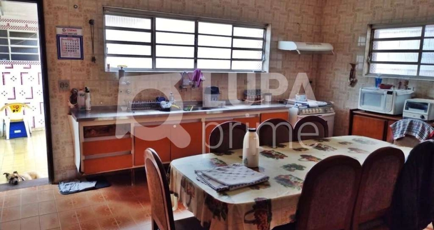 CASA COM 3 QUARTOS E 8 VAGAS DE GARAGEM À VENDA NA VILA MARIA