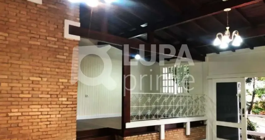 CASA COM 5 QUARTOS E 2 VAGAS DE GARAGEM À VENDA NO TREMEMBÉ