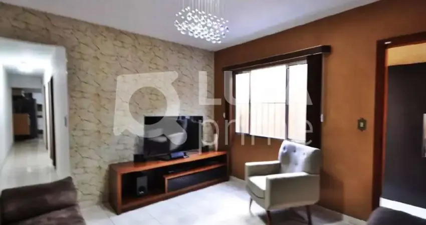CASA CO 3 QUARTOS E 4 VAGAS DE GARAGEM À VENDA NO JAÇANÃ
