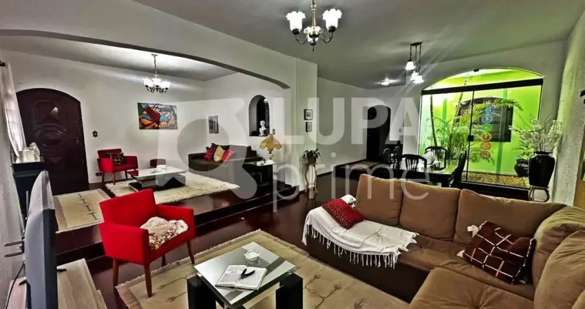 Casa com 3 quartos e 2 vagas de garagem à venda no horto florestal